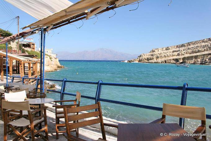 L'ingresso al porto naturale dalla terrazza di una taverna, Matala - Creta, Grecia