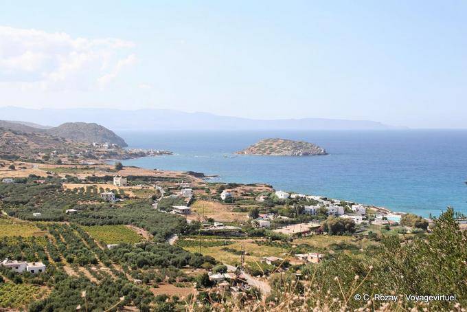 Panorama di Sitia, la sua baia e la sua piccola isola con una cappella dedicata a San Nicolas - Creta, Grecia