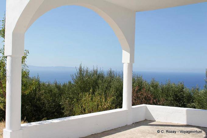 Vista dalla terrazza di una cappella in alto Mochlos - Creta, Grecia