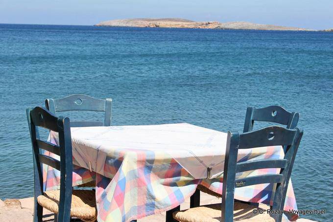 Tabella sul bordo del mare per la spiaggia Chiona Palekastro - Creta, Grecia