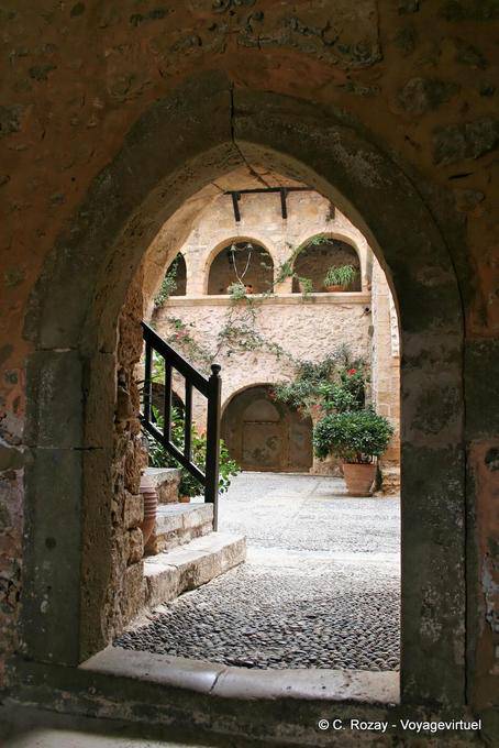 Veduta del chiostro del monastero di Toplou (Moni Panagia Akrotiriani) - Creta, Grecia