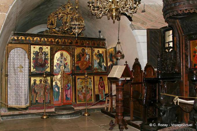 Piccola navata della parete della chiesa con le icone bizantine, Moni Toplou - Creta, Grecia
