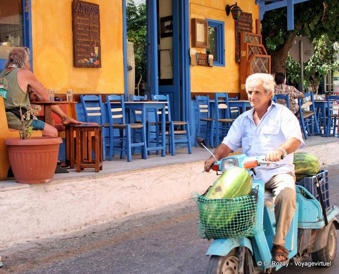 Paleochora, colori taverna nel centro - Creta, Grecia