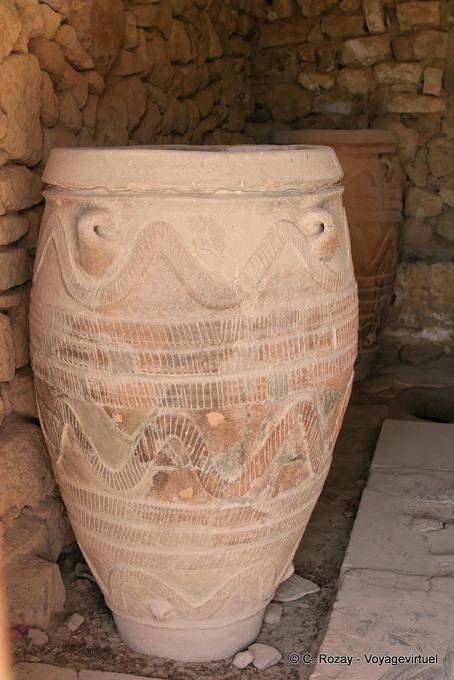 Grande vaso, o pithos con decorazioni a rilievo, Festo - Creta, Grecia