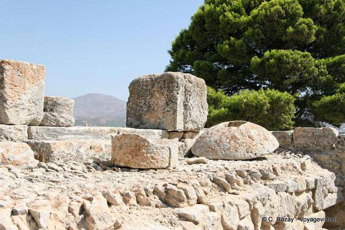 Vecchie pietre e resto della mola, Festo - Creta, Grecia