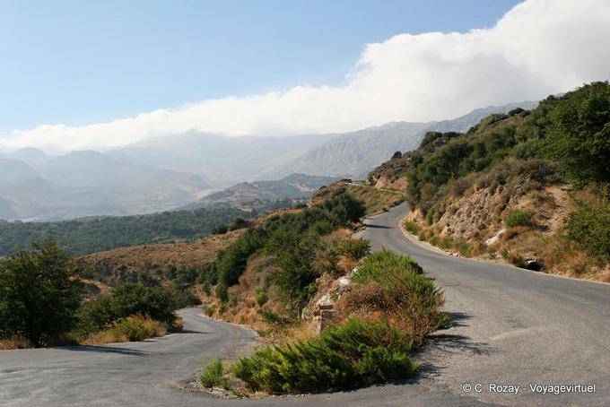 Tornante una strada di montagna sopra Plakias - Creta, Grecia