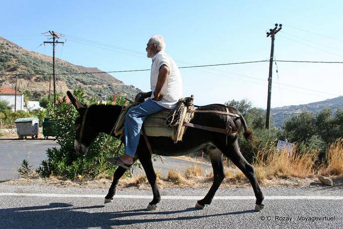 Khaki Rodakino, Creta sul suo culo in montagna - Creta, Grecia