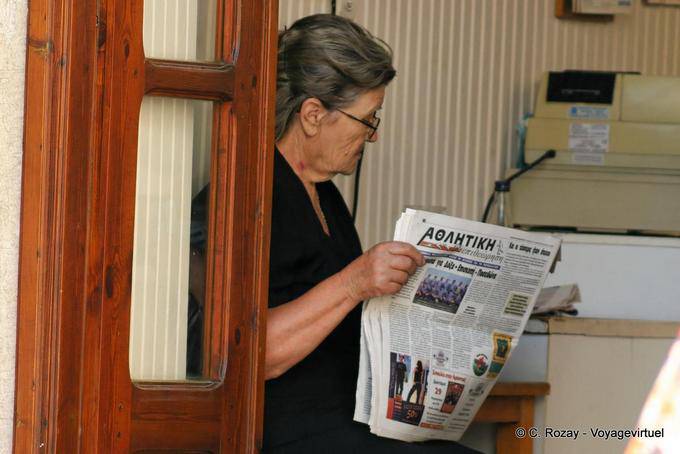 Leggere il giornale, Rethymnon - Creta, Grecia