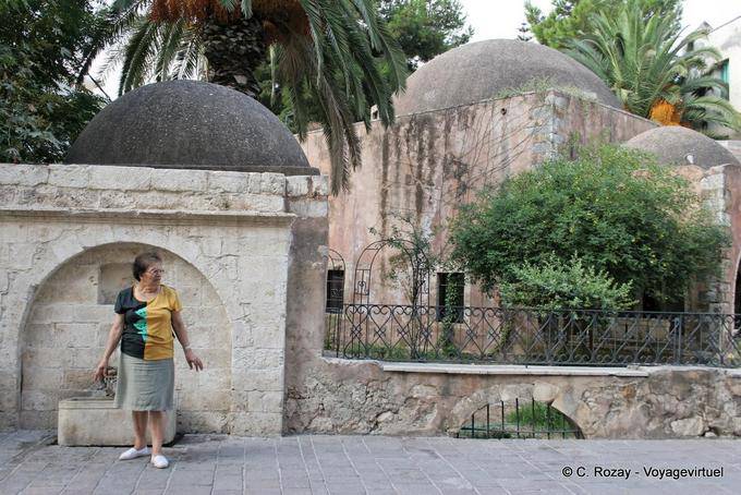 Rethymnon, passa davanti alle cupole del Kara Musa Pasha Moschea, monastero Haghia dedicato a Varvara - Creta, Grecia