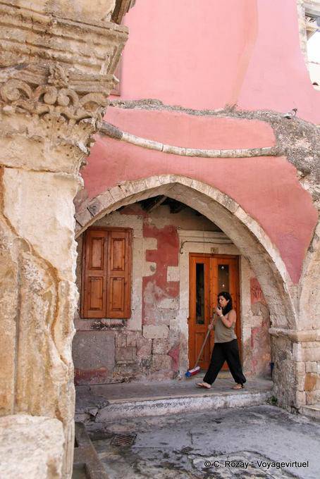 Rethymnon, arco alla destra della fontana Rimondi nella piazza del Piano - Creta, Grecia