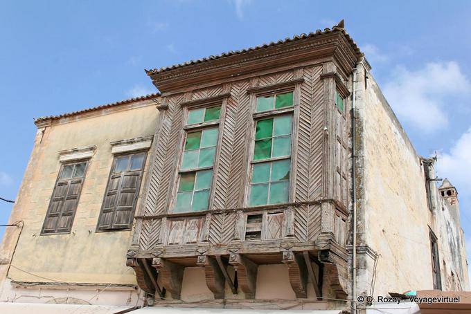 Rethymnon, finezza di un balcone in legno risalente al periodo turco - Creta, Grecia