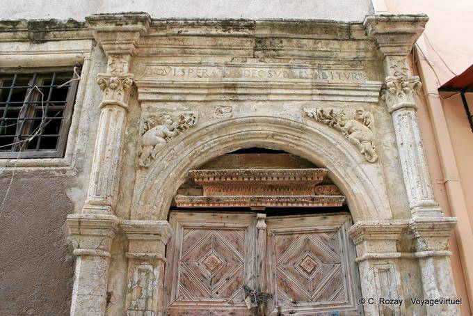 Cancello Rethymnon Via Klidi con pennacchi decorati - Creta, Grecia