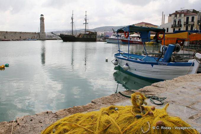 Rethymnon, rete da pesca e battello turistico nel vecchio porto - Creta, Grecia