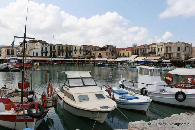 Rethymnon, vista panoramica sul porto veneziano con le sue vecchie case - Creta, Grecia