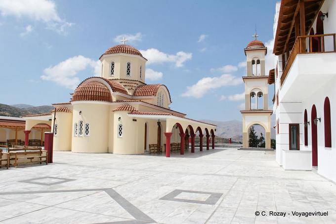 Spili, la chiesa e il campanile di Agios Raphail nella diocesi al centro del monastero - Creta, Grecia