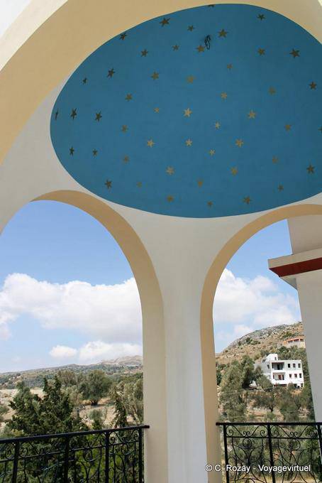 Cupola stellata al centro del monastero di Spili - Creta, Grecia