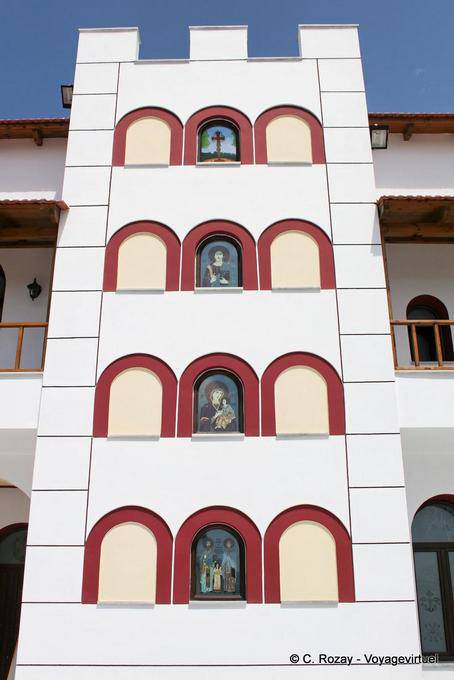 Edificio Spili con immagini religiose di fronte a Agios Raphail, nella diocesi - Creta, Grecia