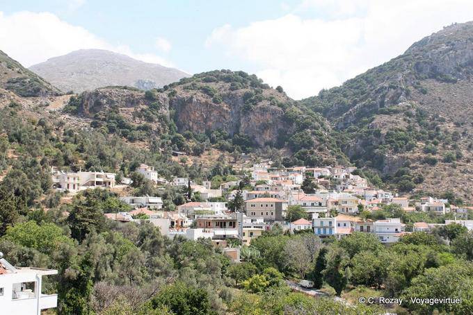 Vista Spili della città, ai piedi del monte Psiloritis - Creta, Grecia