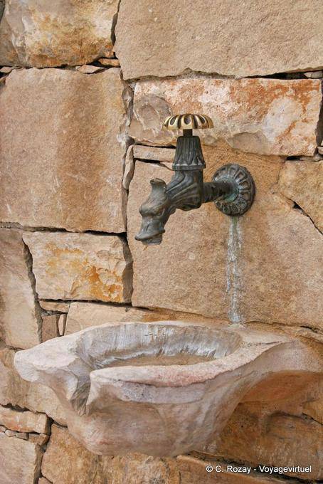 Fontana Spili alla spina copiato dall'antico, sede vescovile - Creta, Grecia