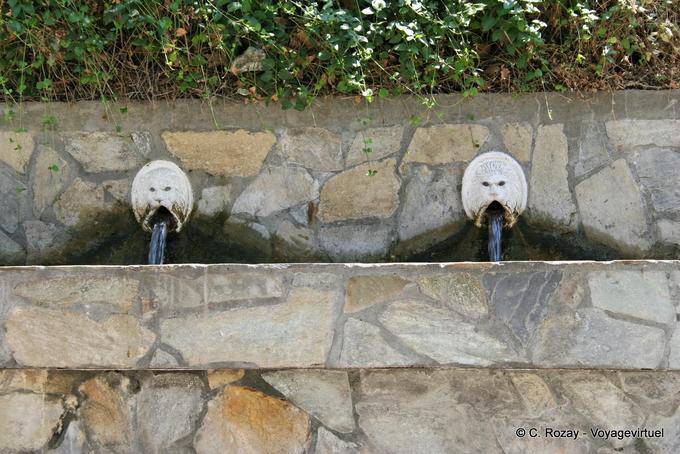 Spili, due leoni della fontana di vista anteriore - Creta, Grecia