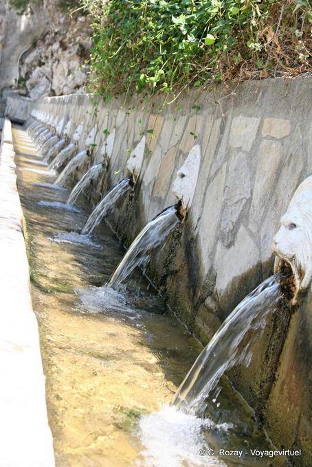 Teste di leone fontana veneziana Spili - Creta, Grecia