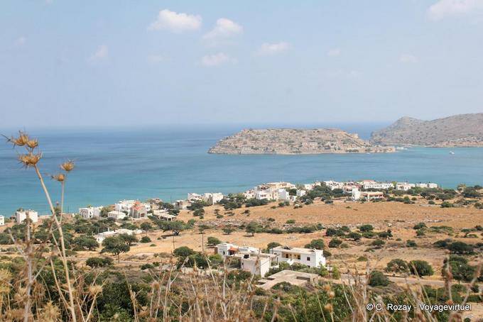 Spinalonga Plaka, vista Mavrikiano dalla baia e l'isola di Kalidonia - Creta, Grecia