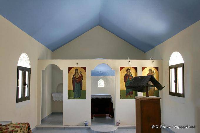 Modern interior di una delle cappelle, sulla strada tra e Vori Zaros - Creta, Grecia