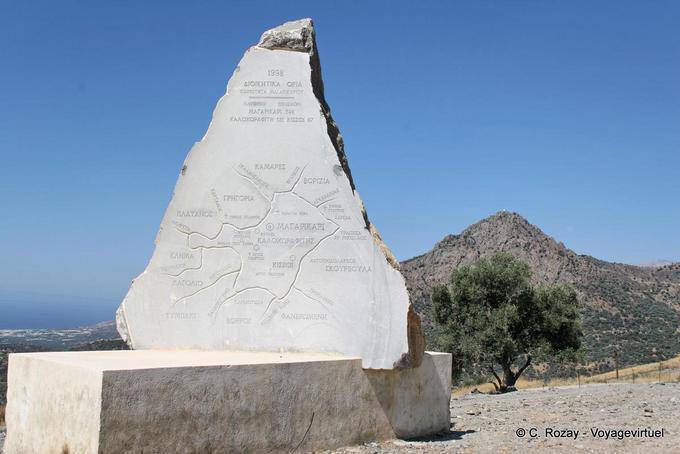 Stele di pietra che mostra una regione del collo Magarikari - Creta, Grecia