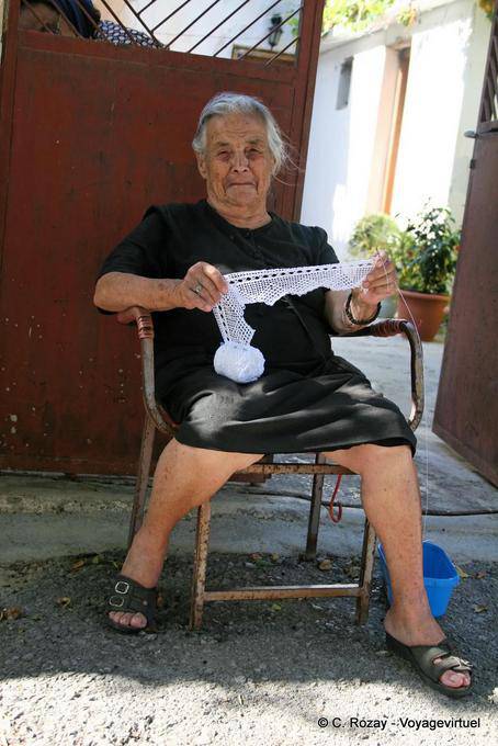 Mamie lavora il gancio di fronte a lei, Vori - Creta, Grecia
