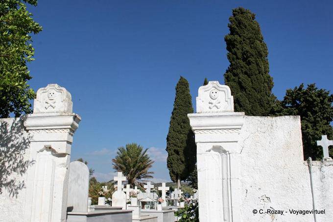 Teschi all'ingresso italiana del cimitero, Vori - Creta, Grecia