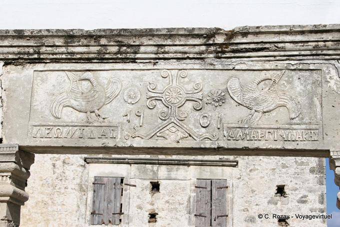Fronte frontone scolpito di una casa in rovina, Vori - Creta, Grecia