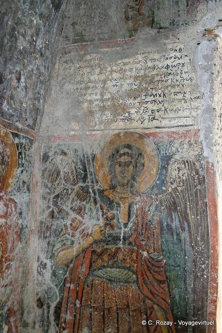 Angelo dipinto sulla parete di fondo di Agia Paraskevi Voutas - Creta, Grecia