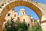 Vista Chiesa da sotto un arco, Agia Triada Monastery Tzagarolon, Creta.
