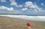 Barca di plastica e ciottoli sulla spiaggia di sabbia, Georgioupoli, Creta.