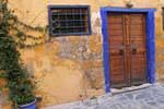 Porta a muro blu e giallo, Chania, Creta.