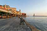 Calma del mattino senza che nessuno sul porto di Chania, Creta.