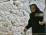 Ombra nera sul muro con calce, Oropedio Lassithiou, Creta.