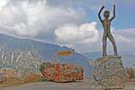 Statua Homo sapiens cane e pittoresco museo situato a Hersonissos, Creta.