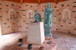Casa degli dei con statue di Zeus e Hera, Lassithi Homo Sapiens Museum, Creta.