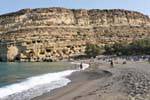 La spiaggia di arco e il sito delle grotte tomba di Matala protetta, Creta.