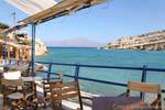 L'ingresso al porto naturale dalla terrazza di una taverna, Matala, Creta.