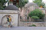 Rethymnon, passa davanti alle cupole del Kara Musa Pasha Moschea, monastero Haghia dedicato a Varvara, Creta.