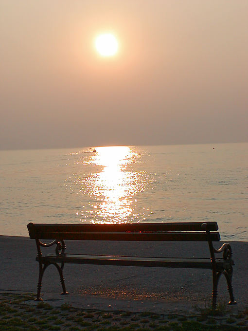 Panchina in riva al mare al tramonto, Krk, Croazia