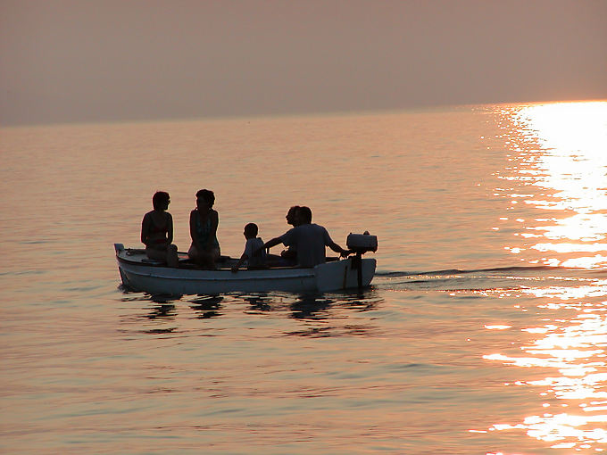 Famiglia gita in barca sul l'oro del mare, isola di Krk, Croazia