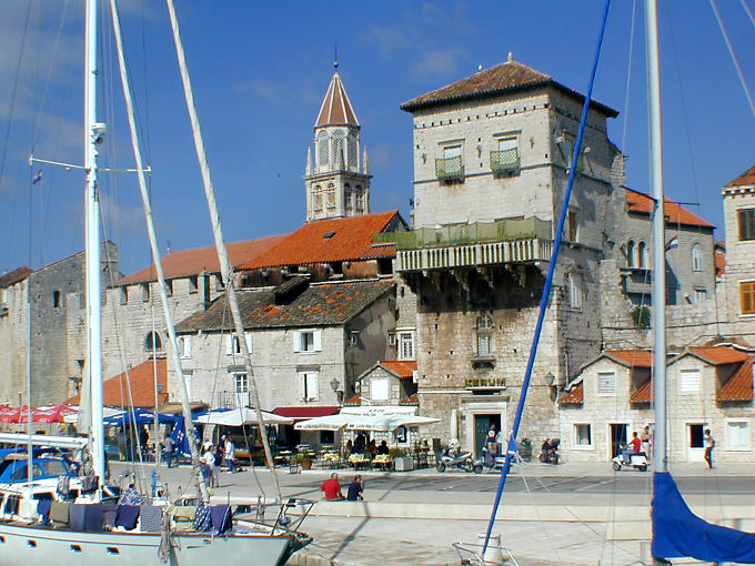 Trogir, il porto, i bastioni e la torre campanaria della Cattedrale di San Lorenzo, Croazia