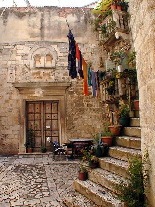 Angolo nel centro storico medioevale di Trogir, Croazia