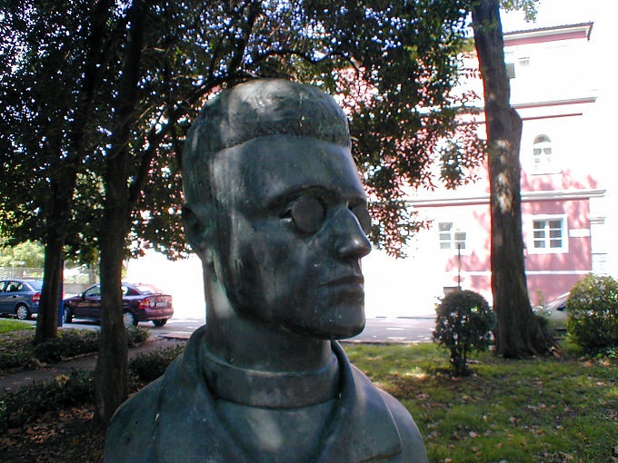 Occhiali Busto, scultura in bronzo, Zadar, Croazia