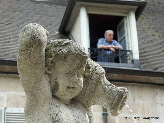 Accanto alla finestra sul bambino per l'anfora, Dole - Francia