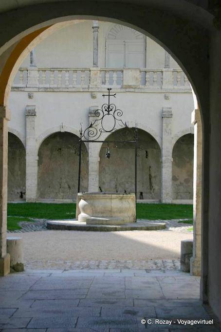 Ebbene, nel cortile del convento dei Cordeliers, Dole - Francia