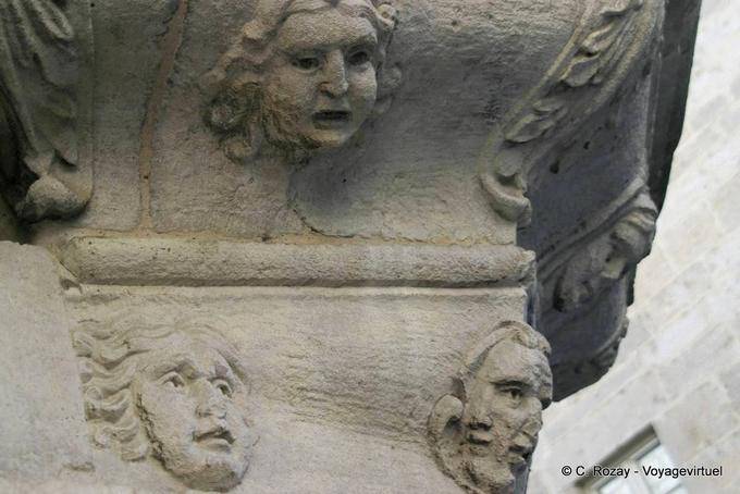 Bassorilievo volti, Dole - Francia